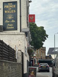 un edificio con un cartello sul lato di una strada di The Hideaway Haven With Private Self Check-In a Belvedere