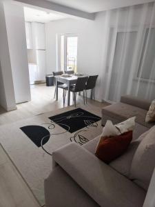 un salon avec un canapé et une table dans l'établissement Morden Spacious Apartment, à Entroncamento