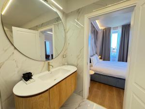 En eller flere senge i et værelse på Royal Suite Apartment + 23 billeder