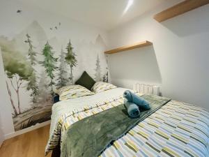 ein Schlafzimmer mit einem Teddybär, der auf einem Bett liegt in der Unterkunft Casa Nature in Les Ponts-de-Cé