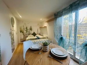 ein Zimmer mit einem Tisch und einem Bett und einem Fenster in der Unterkunft Casa Nature in Les Ponts-de-Cé + 7 Fotos