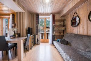 テルミニヨンにあるLe Gypaete Val Cenisのソファとテーブルのあるリビングルーム