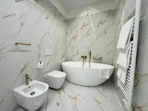 Et badeværelse på Royal Suite Apartment