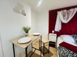 a small room with a table and a bed at Casa Rubis in Les Ponts-de-Cé