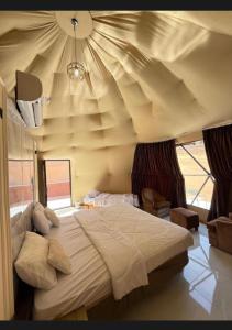 En eller flere senge i et værelse på Rum Desert Silence Camp