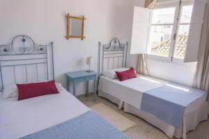 Un dormitorio con dos camas y una ventana. en Gran alojamiento a 1 metro de la playa con magnificas vistas, en Chipiona