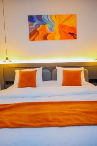 Postel nebo postele na pokoji v ubytování Eljjays Place