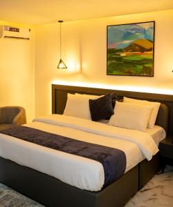 Postel nebo postele na pokoji v ubytování Eljjays Place