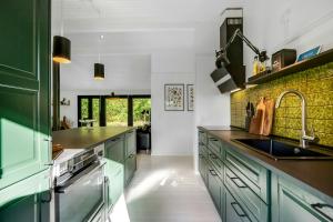 Nhà bếp/bếp nhỏ tại Summer House In Houstrup With Scenic Views