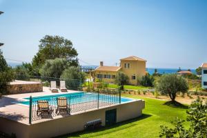 スヴォロナータにあるPleiades Luxury Villaのスイミングプールと庭付きのヴィラ