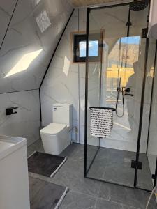 Et badeværelse på Jabalake Kolsay resort