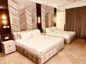 En eller flere senge i et værelse på 105 Rooms Islamabad