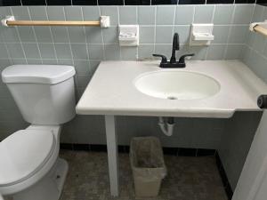 Phòng tắm tại Stevens Motel by Capital O Ocala US 27