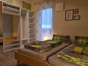 En eller flere senge i et værelse på Ferienhaus Hofmeyer