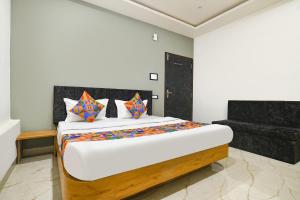 Postel nebo postele na pokoji v ubytování FabHotel Paradise Inn + 23 fotografií