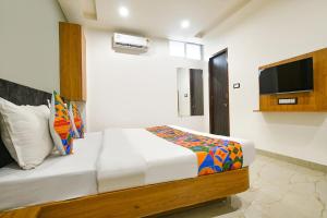 Postel nebo postele na pokoji v ubytování FabHotel Paradise Inn