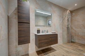 Vannituba majutusasutuses Ridge View Suites 2 Private Rooms in an Apartment +32 fotot