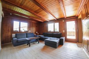 a living room with a couch and a table at Scharnitz Chalet - gut eingerichtetes Haus in Scharnitz