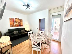 a living room with a table and a couch at Apartment carrer d'Olesa in Barcelona