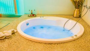 Una bañera grande en un baño con en Parliament Square, en Bucarest 41 fotos más