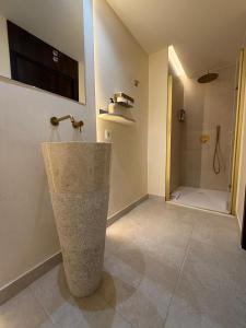 Et badeværelse på Apartamentos Máximo Parking gratis