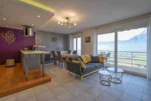 AitonにあるLe Mirad'or - Wifi Parking Terrasseのソファとテーブルのあるリビングルーム