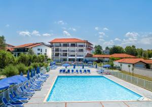 Bazén v ubytování Résidence Odalys Domaine Iratzia nebo v jeho okolí