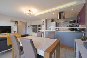 AitonにあるLe Mirad'or - Wifi Parking Terrasseのテーブルと椅子のあるキッチンとダイニングルーム