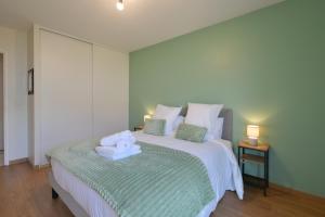 AitonにあるLe Mirad'or - Wifi Parking Terrasseのタオルが敷かれたベッドのある寝室