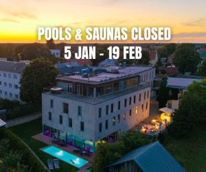 库雷萨雷乔安设计水疗酒店的一栋建筑，上面写着“游泳池”和“水族箱关闭”的字样