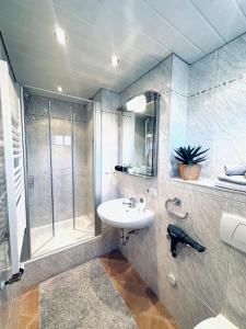 Et badeværelse på Ferienwohnungen Germania