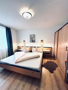 En eller flere senge i et værelse på Ferienwohnungen Germania + 14 billeder