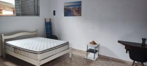 een slaapkamer met een bed, een bureau en een piano bij Casa na mata ceu iluminado in Guararema