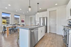 Køkken eller tekøkken på Light-Filled Nordic Retreat w Unobstructed Views