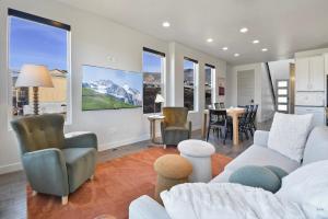 Et opholdsområde på Light-Filled Nordic Retreat w Unobstructed Views