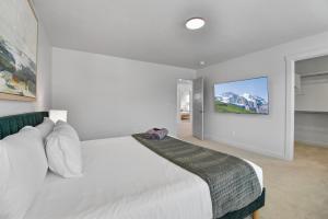 En eller flere senge i et værelse på Light-Filled Nordic Retreat w Unobstructed Views