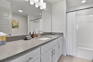 Et badeværelse på Light-Filled Nordic Retreat w Unobstructed Views + 18 billeder