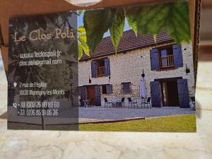 ein Schild vor einem Gebäude mit Stühlen in der Unterkunft Chambres d'hôtes Le Clos Poli in Montigny-les-Monts + 15 Fotos