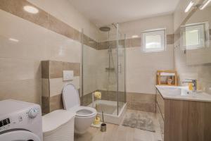 Et badeværelse på Apartment Lana + 13 billeder