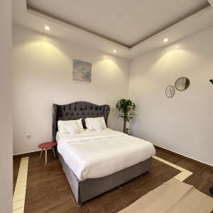 Postel nebo postele na pokoji v ubytování Lavender North Coast