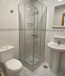 un bagno con doccia, WC e lavandino di Al Magec Vacacional a Sardina Altre 10 foto