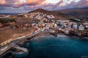 una vista aerea di una città sulla spiaggia di Al Magec Vacacional a Sardina