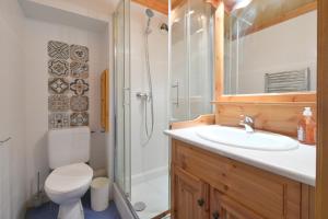 Et badeværelse på lesetoilesdelaplagne Chalet 20 + 16 billeder