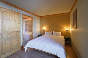 En eller flere senge i et værelse på lesetoilesdelaplagne Chalet 19