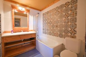 Et badeværelse på lesetoilesdelaplagne Chalet 19