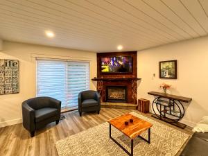 コリングウッドにあるGreenview Retreatのリビングルーム(椅子2脚、暖炉付)