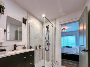 コリングウッドにあるGreenview Retreatのシャワーと洗面台付きのバスルーム +32枚の写真