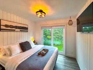 コリングウッドにあるGreenview Retreatのベッドルーム1室(トレイ付きベッド1台付)