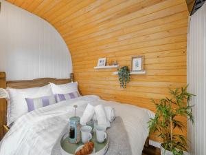 Giường trong phòng chung tại Freedom Fields - Bluebell