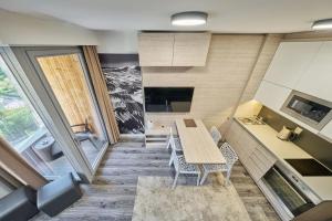 派克波特斯耐兹库Soukromý Apartmán PVV Pec的一间有桌子、椅子和大窗户的房间 更多49张照片